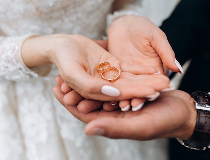 Chụp ảnh cưới có nên đeo nhẫn cưới