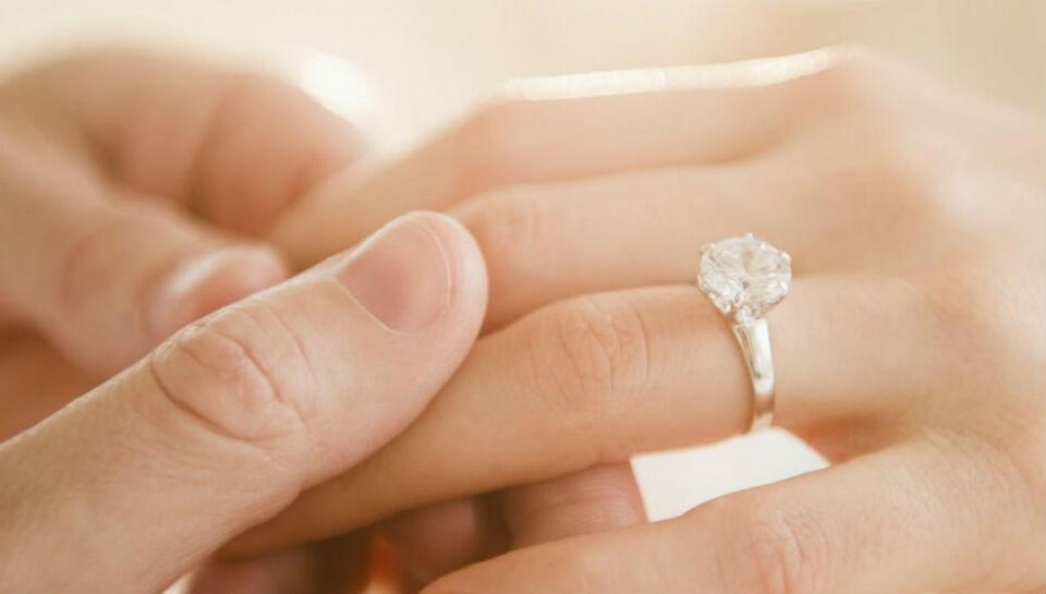 Có nên cầu hôn bằng nhẫn kim cương