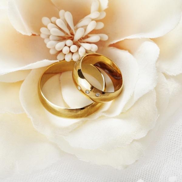 Nhẫn cưới nên đeo vàng tây hay vàng ta?