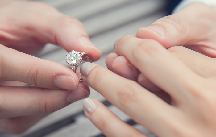 Vì sao cầu hôn thường dùng nhẫn kim cương