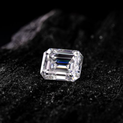 Nhẫn kim cương hình Emerald tính tế và sang trọng