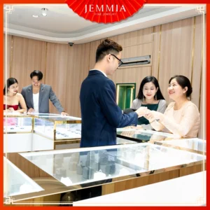 Khách hàng chọn mua trang sức kim cương tại Jemmia Diamond House, địa chỉ: 72 Nguyễn Cư Trinh, Phường Phạm Ngũ Lão, Quận 1, Thành phố Hồ Chí Minh