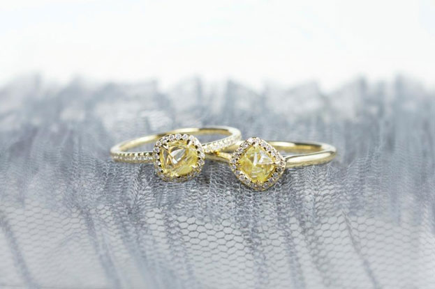 Nhẫn đôi kim cương vàng thô