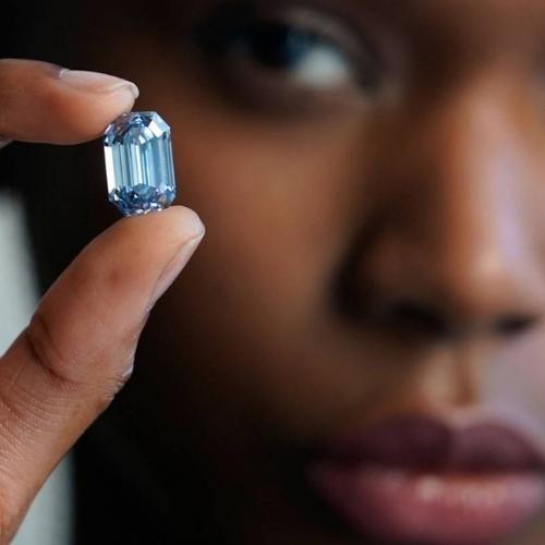 Choáng ngợp với giá viên kim cương xanh lớn nhất thế giới