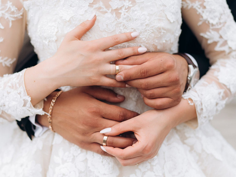 Nữ đeo nhẫn cưới tay trái được không? | Apj.vn