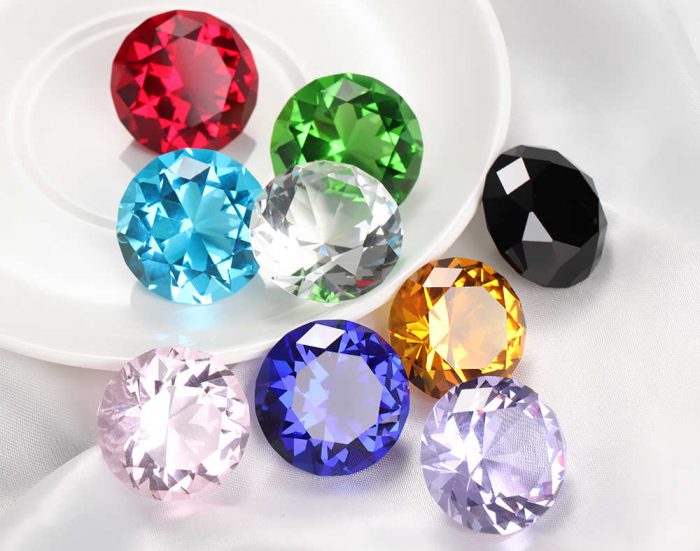 Nhiều bảng giá kim cương chia theo màu và loại