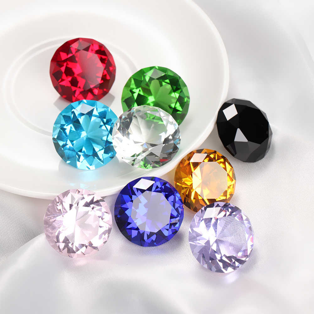 Nhiều bảng giá kim cương chia theo màu và loại
