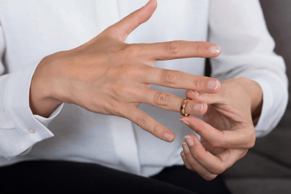 Không đeo nhẫn cưới có sao không