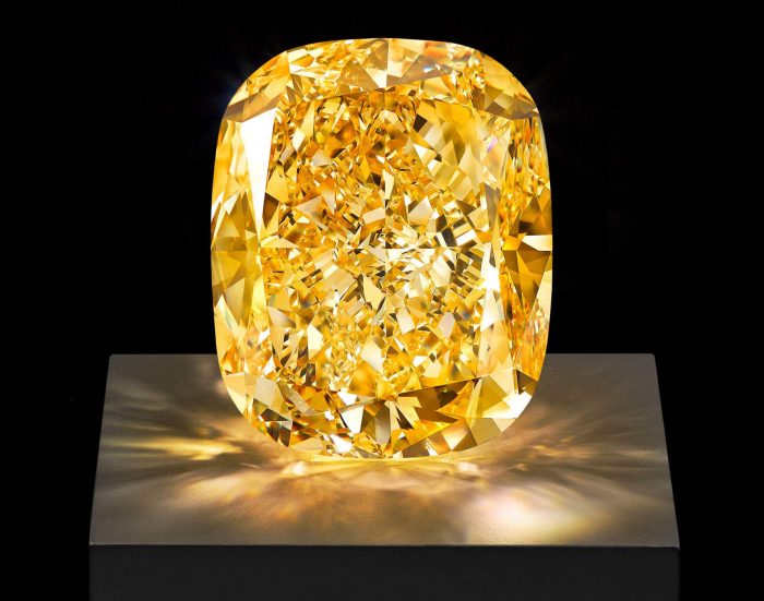Kim cương vàng hợp với người tuổi nào?