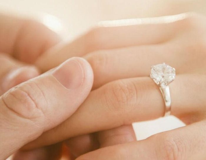Có nên cầu hôn bằng nhẫn kim cương