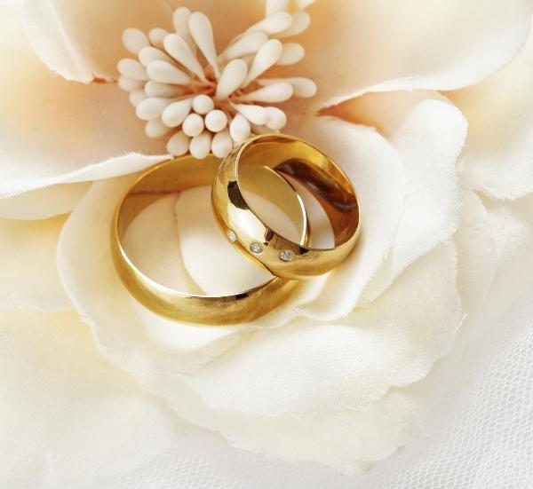 Nhẫn cưới nên đeo vàng tây hay vàng ta?