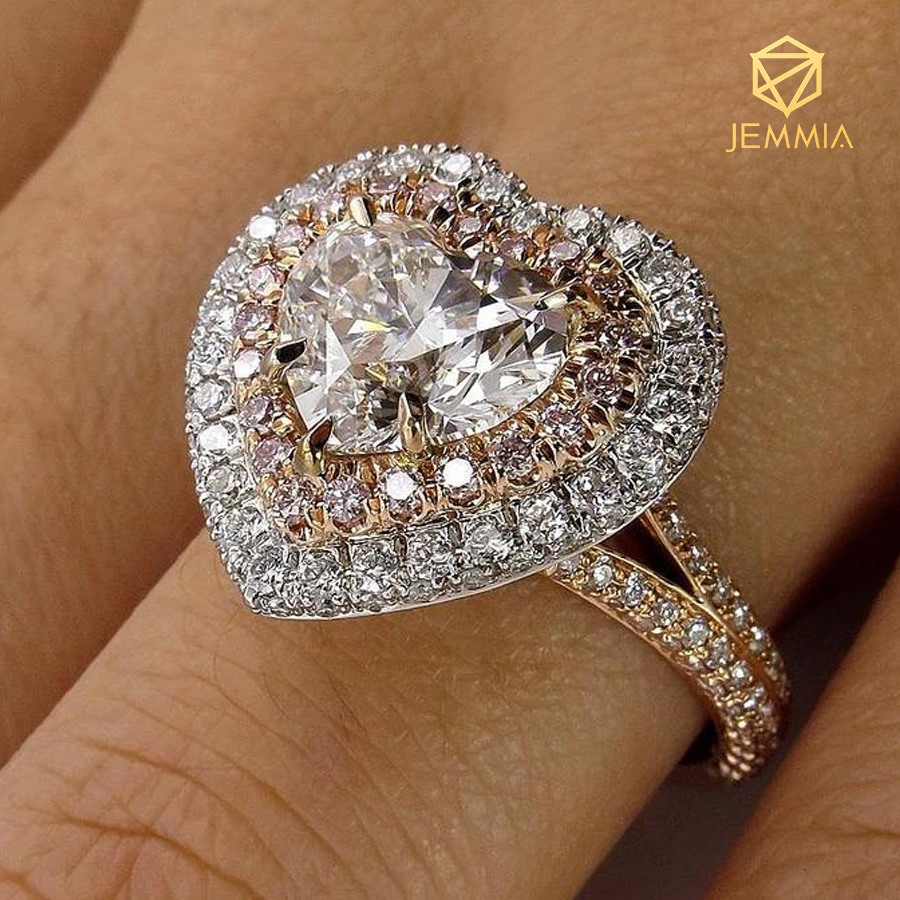 Nhẫn kim cương hình trái tim với sự kết hợp của đá kim cương trang trí vàng 18k tạo nên một sản phẩm thật đẳng cấp. Ảnh trái tim nhẫn kim cương này sẽ khiến bạn say mê với vẻ đẹp sang trọng và quý phái.