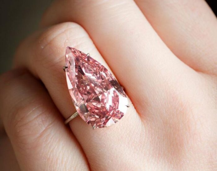 Nhẫn kim cương hồng