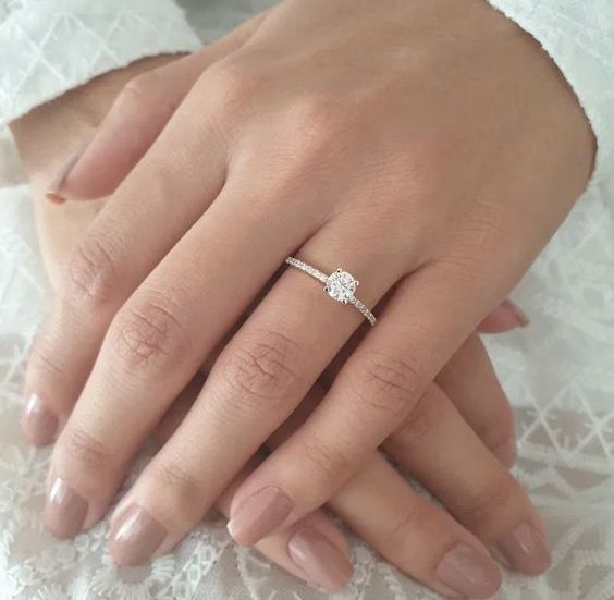 Nhẫn kim cương đeo ngón nào đẹp