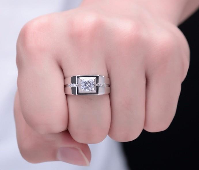 Nhẫn bạch kim nam: Đây là chiếc nhẫn đẹp và sang trọng dành cho nam giới. Thiết kế tinh tế, kết hợp hài hòa giữa bạch kim và đá quý, đem lại vẻ đẹp nam tính và đẳng cấp cho người đeo.