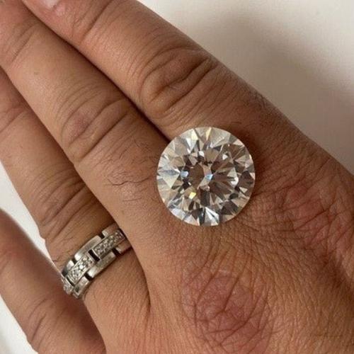Một phụ nữ Anh suýt ném viên kim cương trị giá 2,7 triệu USD vào thùng rác vì cho rằng đó là hàng giả.