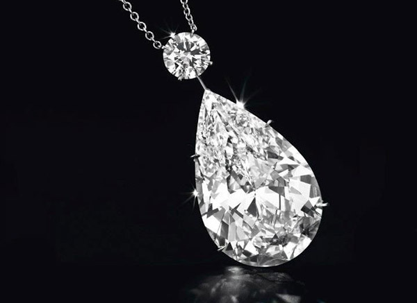 Dây chuyền bạch kim mặt kim cương của thương hiệu Christie