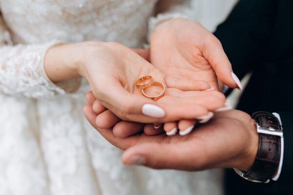 Chụp ảnh cưới có nên đeo nhẫn cưới hay không