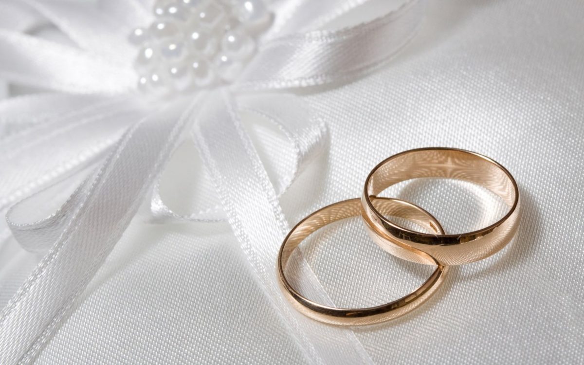 Có nên đeo nhẫn cưới khi chụp hình cưới không? | Apj.vn