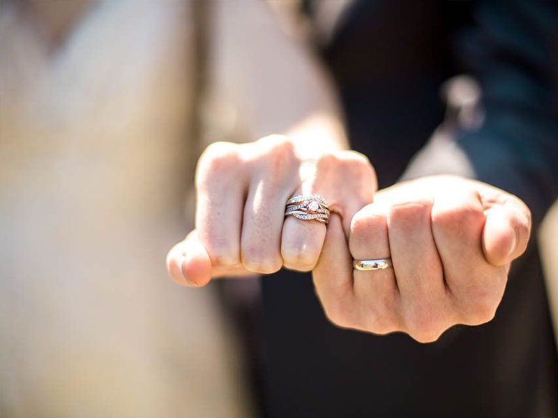 Chụp ảnh nhẫn cưới đã được đeo trên ngón tay