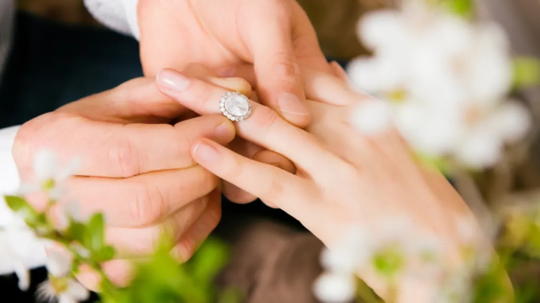 Có nên mua nhẫn cưới vào tháng cô hồn?