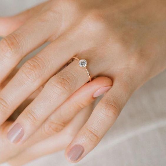 Cách đeo nhẫn cưới và nhẫn đính hôn
