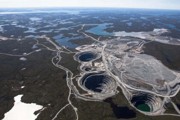 Mỏ kim cương Ekati là mỏ lộ thiên và khai thác ngầm đầu tiên tại Canada