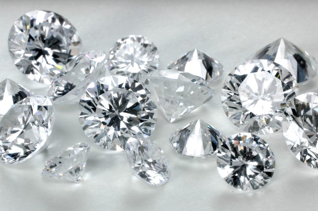 Kim cương nhân tạo có vẻ ngoài lấp lánh