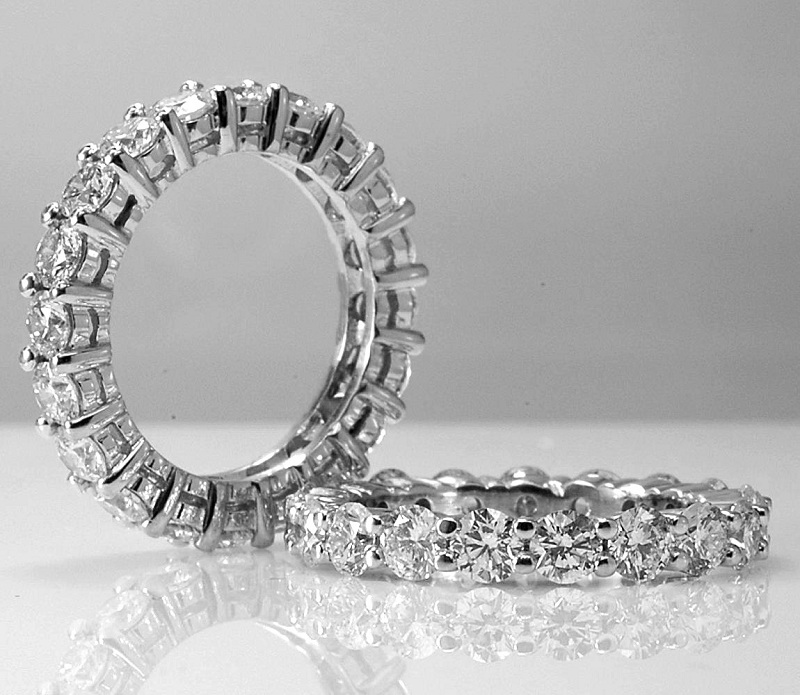 Nhẫn cưới đính full kim cương độc đáo 