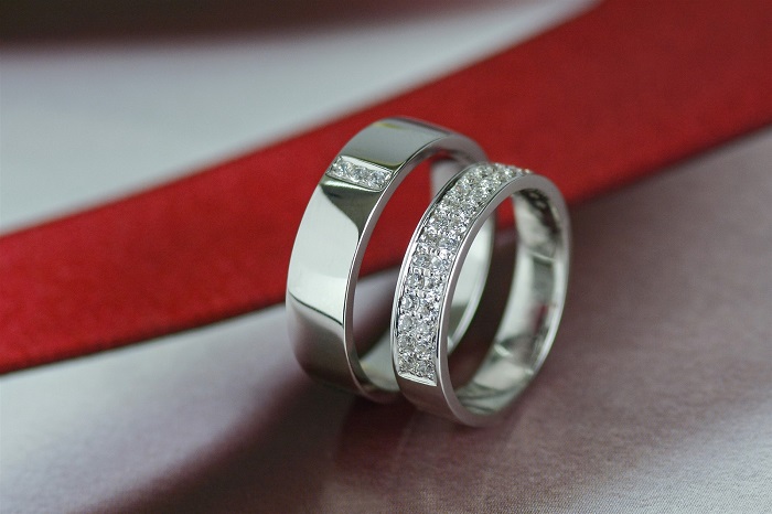Nhẫn cưới kim cương có một vẻ đẹp độc đáo, đầy sức hút cho mọi người.