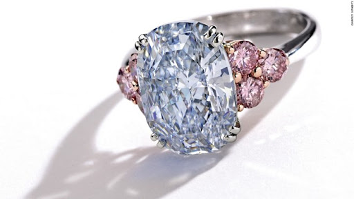 Chiếc nhẫn có viên kim cương xanh - 10 triệu đô