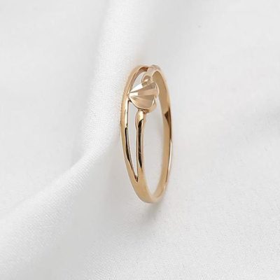 Nhẫn vàng non thường sáng bóng và có kiểu dáng đa dạng.