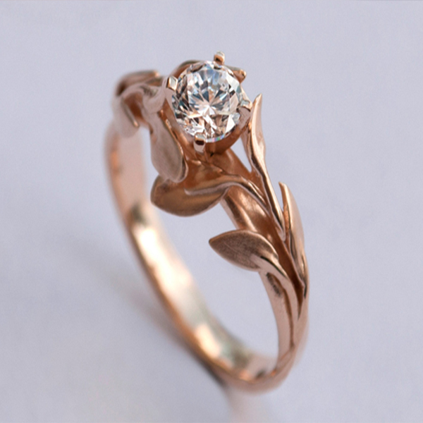 Nhẫn cầu hôn bằng vàng tây dễ dàng được đính kèm với những món đồ giá trị. Nhờ đó, “ngoại hình” của những chiếc nhẫn này vô cùng bắt mắt.
