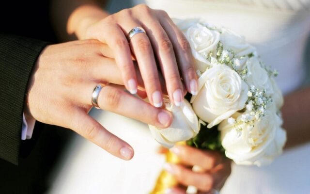Phụ nữ kết hôn đeo nhẫn tay nào