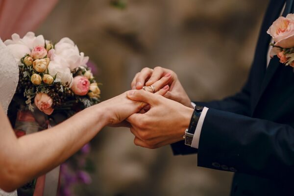 Phụ nữ kết hôn nên đeo nhẫn tay nào