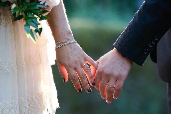 Phụ nữ kết hôn nên đeo nhẫn ở ngón nào