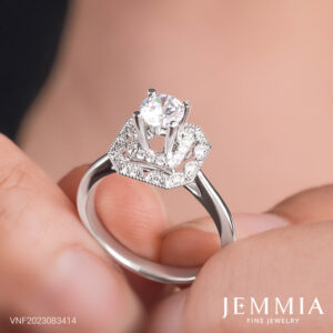 Nhẫn kim cương là lựa chọn phổ biến để làm quà tặng vợ yêu, bạn gái trong khoảng thời gian gần đây