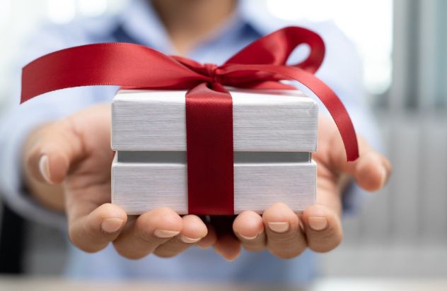 Nên tặng món quà gì cho khách hàng nam?