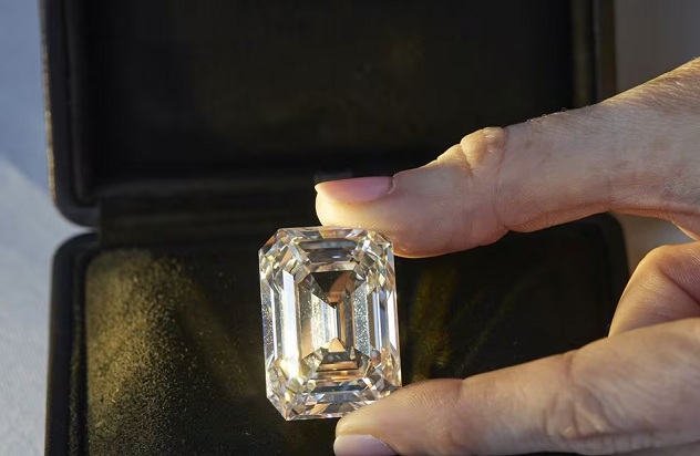 Có 10 triệu nên mua kim cương hay gửi tiết kiệm