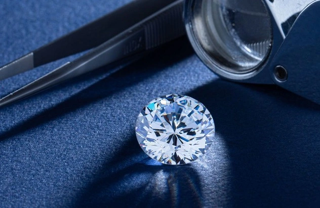 Có 200 triệu nên mua kim cương hay gửi tiết kiệm