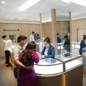Khách hàng chọn mua trang sức kim cương tại Jemmia Diamond House, địa chỉ: 72 Nguyễn Cư Trinh, Phường Phạm Ngũ Lão, Quận 1, Thành phố Hồ Chí Minh