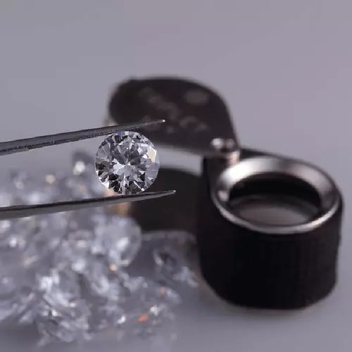 Hình 2: Kim cương I2 là độ tinh khiết thấp nhất trong thang đo độ sạch