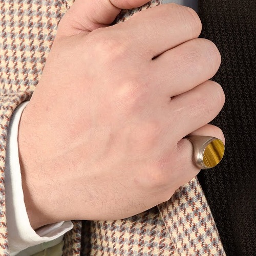 Hình 3: Nam đeo nhẫn ngón út để được quý nhân tương trợ 