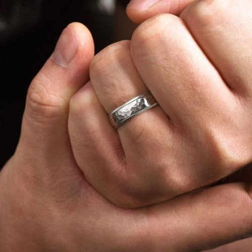 Hình 1: Classic men's engagement ring
