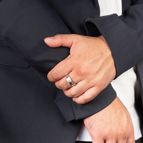 Hình 1: Vì sao cần biết nam đeo nhẫn đính hôn tay nào?  