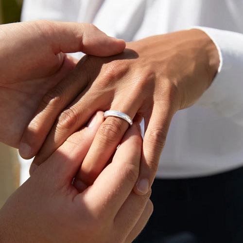 Hình 2: Ngón tay đeo nhẫn đính hôn phù hợp cho nam 