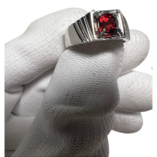 Hình 2:  Nhẫn đá Spinel đỏ thể hiện quyền lực, mạnh mẽ