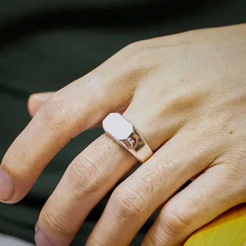 Hình 1: Mẫu nhẫn nam đeo ngón giữa có thiết kế đơn giản