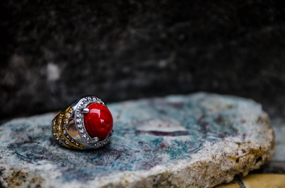 Hình 3: Nhẫn vàng mặt đá đỏ nam phù hợp với người mệnh thổ