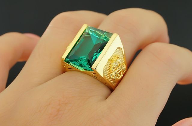 Nhẫn nam vàng 18K tầm giá 5 triệu đính đá CZ xanh lục sang trọng